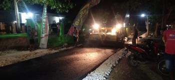 Pengaspalan Jalan Dikebut Hingga Malam Hari Oleh Anggota Satgas TMMD Bojonegoro